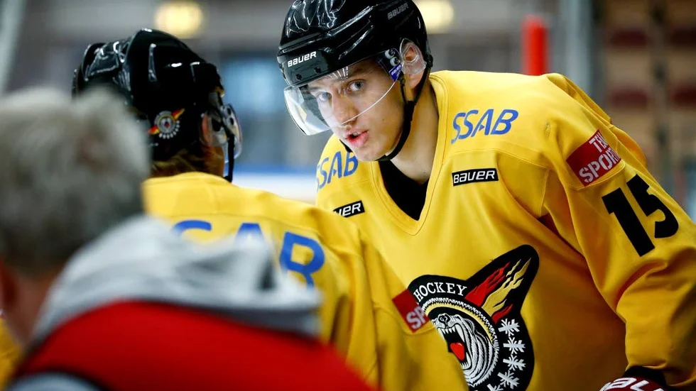 Uppvaktad. Luleå Hockeys storvuxne slovakiske back Christian Jaros hårdbevakades mot Leksand av Chicago Blackhawks, som vann Stanley Cup 2013.