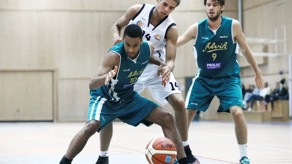 Het. Basketgymansiets Denzel Andersson (vitt linne) sänkte 28 poäng mot Solna Branten, men det blev ändå förlust med 69-75.