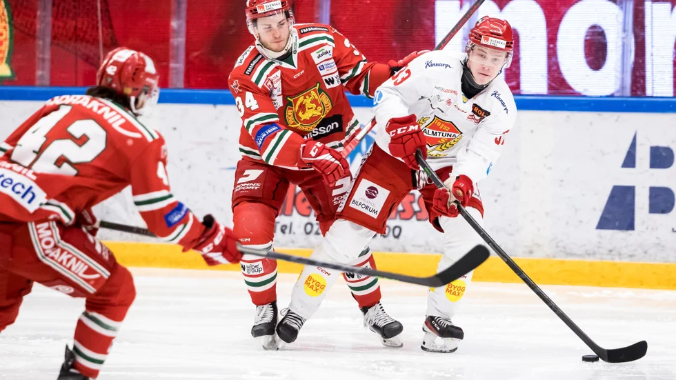 Almtunabacken Oskar Asplund (i vit tröja) har gjort poäng i sju raka matcher. På onsdagen kommer Östersund till Uppsala och då kan Asplund bli tvåa genom tiderna.