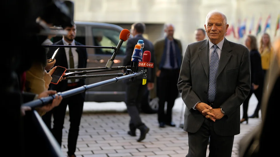 EU:s utrikeschef Josep Borrell pressas vid sin ankomst till måndagens utrikesministermöte i Bryssel.