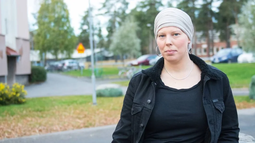 : Cancerbesked. I november förra året upptäckte Caroline Essenberg en knöl i sitt ena bröst, nu har hon genomgått både operation och strålning och är mitt uppe i en efterbehandling.