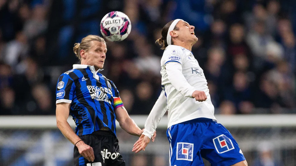 Tim Björkström och Jonathan Levi under fotbollsmatchen i Allsvenskan. 
