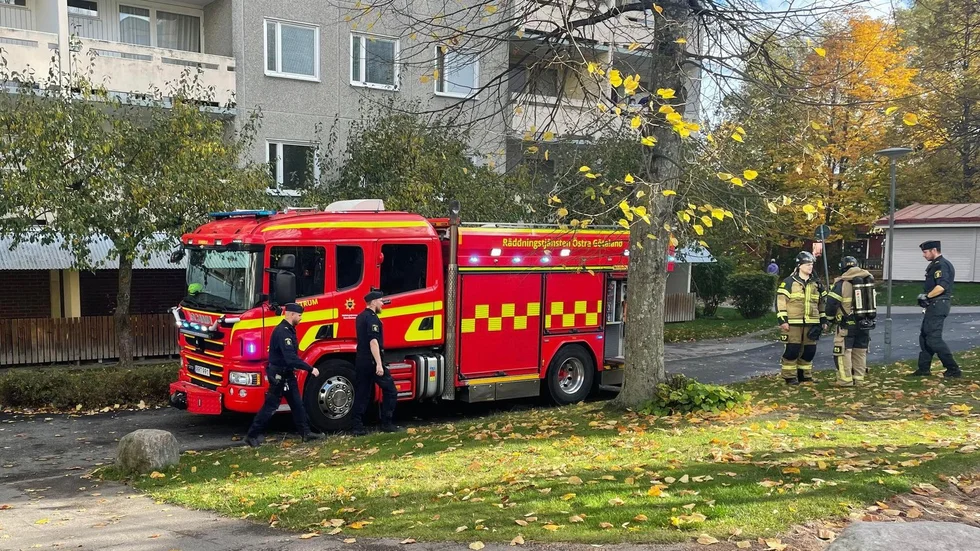Både räddningstjänst och polis larmades till branden på Bråbogatan.