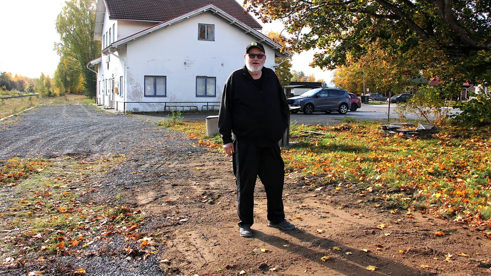 Knappt en halvtimma efter att tidningen var i kontakt med företaget kom personal för att rätta till marken. Det berättar Roland S Johnsson som äger stationshuset och marken intill.