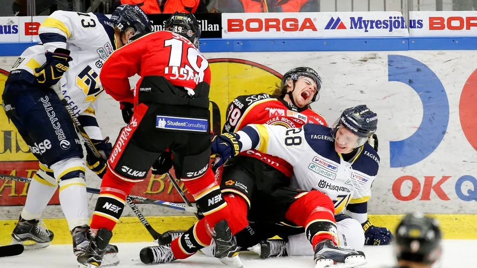 Pontus Själin skadas i matchen mot HV 71.