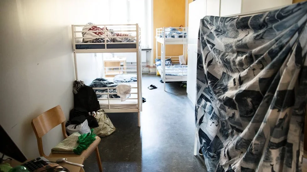 Närmaste tiden försvinner 141 platser i asylboenden i länet. Sedan går Migrationsverket vidare och tittar över flera avtal.