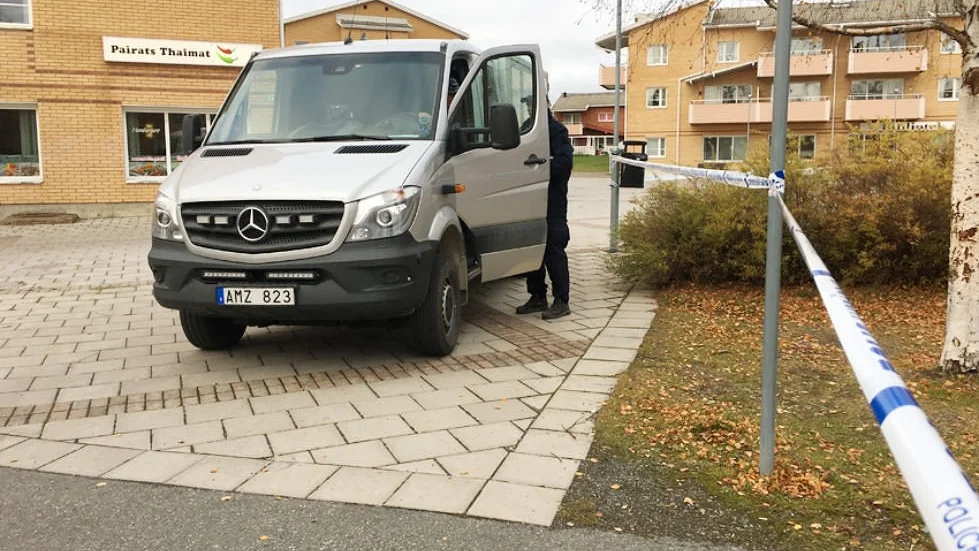 Knivbråk. En ung man avled efter ett knivslagsmål på Morö Backe torg natten mot söndagen.