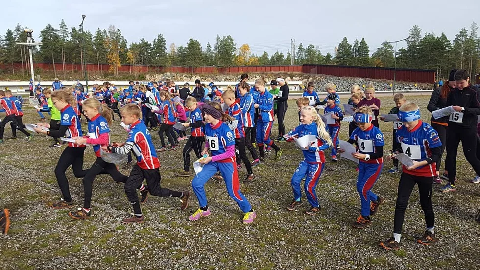 Masstart. Svårt att ta sig fram i starten under Patrullen.