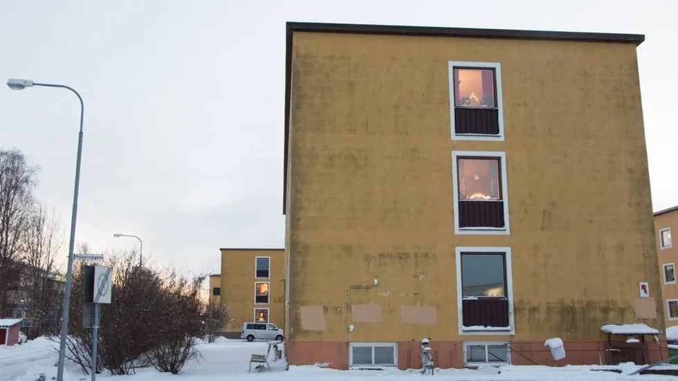 Stoppas. Renoveringen av detta hus och det bakom stoppas. Fasaden skvallrar om att huset kan behöva en uppdatering.