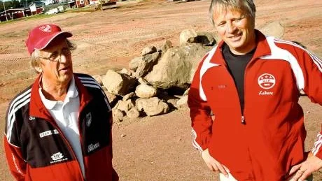 Lyft för Kalix. Ulf Johansson, ordförande i Gammelgårdens IF, och Torgny Olofsson, ordförande för IFK Kalix, menar att konstgräsplanen på Furuvallen blir ett lyft för hela kommunen. Foto: GRETA SKÖLD