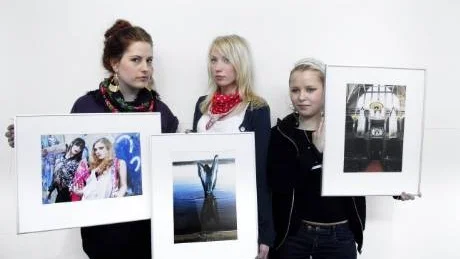 FOTOGRAFISKA TALANGER. På lördag invigs en fotoutställning i Stora salen på Norrbottens museum. Det är medieprogrammets fotoelever som ställer ut sina examensarbeten. På bilden, tillsammans med sina egna bilder, syns Amanda Nikas, Lina Eriksson och Carina Adermalm.