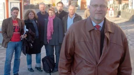 BESÖK. Sven-Erik Österberg besökte Boden i samband med socialdemokraternas aktivitetsvecka. Här syns han framför Jan Lindberg, Lärarnas riksförbund, Marita Hultstedt, lärarförbundet, Torbjörn Lidberg (s), Anita Ekerljung, Lärarförbundet, Per Nilsson, LO och Patrik Lundström, kommunal. Foto: Roger Larsson