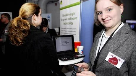 VÄRLDSNYHET. Sofia Sundberg från Luleåföretaget Oricane visade upp en världsnyhet - en databasapplikation som ryms i mobiltelefonen och rymmer mer än 200 miljoner uppgifter. "Det går otroligt snabbt att hitta det man söker", säger hon och demonstrerar.Foto: PETRA ISAKSSON