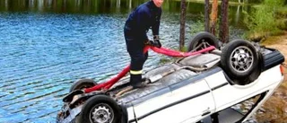 Bil läckte bensin i badsjö