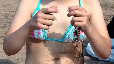 SKÖNT PÅ STRANDEN.  Marie Svalbro från fritidshemmet Solkatten njuter av solen.  och sol. Vattnet tycker hon är lite för kallt. Foto: Susanne Jansson