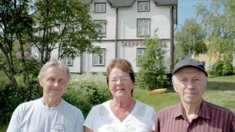 VÄLKOMMEN. Lars Furtenbach, ordförande i Båtskärsnäs hembygdsförening hälsar välkommen till Baskeridagarna tillsammans med Hjördis Alvinder och Berti Helin, t.h.