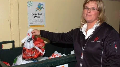 LÄTTARE ATT SORTERA. Ingela Bäckman gläds åt det fina återvinningsrummet, där lukten av sopor i dag är närmast obefintlig. Foto: Linda Kask