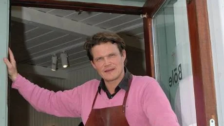 PÅ BESÖK. TV-kocken och skådespelaren Per Morberg på besök i Norrbotten och på Bölebyns Garveri utanför Piteå.