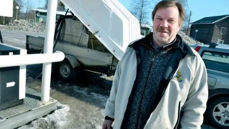 SKADESTÅND. Mackägaren Jouko Kinnunen kräver staten på fyra miljoner kronor i skadestånd. "Staten bryter medvetet mot EG-rätten för att undvika att tappa skatteinkomster", säger han.
