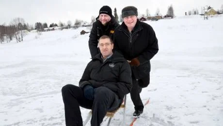 TESTAR ISEN. Jan-Erik Magnström, eventansvarig Winter Classic, Kjell Tornberg, ordförande Pajala hockey, Bengt Niska, ordförande Puab, ser fram emot årets upplaga av Pajala Winter Classic på Torneälvens is.FOTO: GÖRAN LAHTI