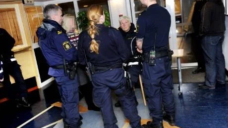 SLÖT UPP. Ett 20-tal poliser fanns på plats för att stötta den kvinnliga kollegan när hon hördes av Luleå tingsrätt.