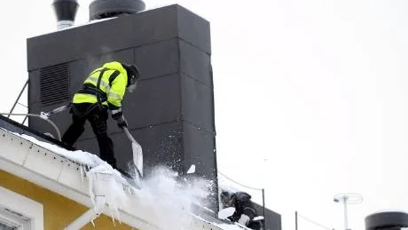 TAK SNÖRÖJS. Den senaste tidens snö och blåst har ökat risken för takras. Därför har det rått högkonjunktur för snöskottarna dagarna före julhelgen.