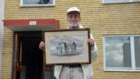 BARNDOMSHUS FÖRBYTT. Här stod en gång Bertil Wargs barndomshus, som tavlan visar. Nu står istället ett hyreshus på platsen. Gropen är ännu så länge långt härifrån. Foto: Johan Thyni