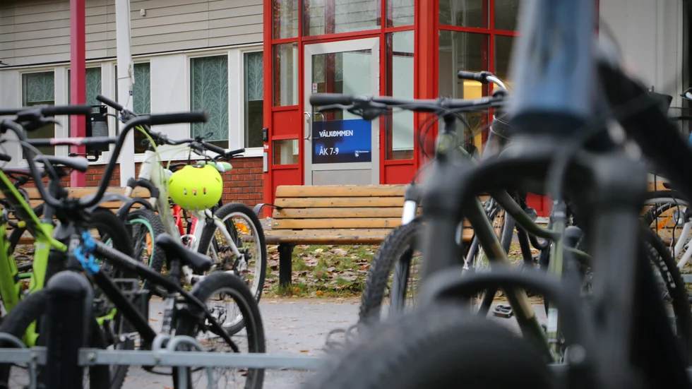 Antalet skolresor på cykel har halverats sedan 1990-talet. Idag cyklar endast 14 procent till skolan. Det visar statistik.