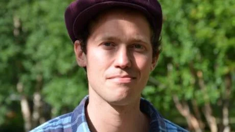 LOKALPATRIOT. Johan Airijoki har vuxit upp i Gällivare/Malmberget. Även om livet kan föra honom annorstädes, är han Gällivare kär. Snart är han aktuell med musik som bland annat handlar om hans ursprung. Foto: Johan Thyni