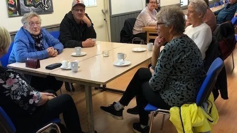 Varje tisdag är det träff i byastugan för alla Korsträskbor.