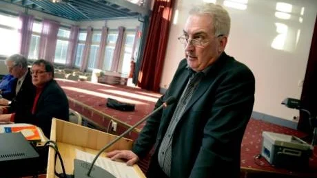 FÖRSVARADE SIG. Roland Kemppainen (S) fick klä skott för att han inte informerat kommunstyrelsens ledamöter om uppgörelsen med avgående kommunchefen.
