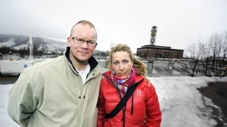 DEMONSTRATION. Ambulanssjukvårdaren Lars-Åke Mukka och IVAK-sjuksköterskan Kajsa Östergren från aktionsgruppen arbetar hårt för att bevara akutkirurgin i Kiruna. Imorgon hålls en stor demonstration där man hoppas på stor uppslutning.