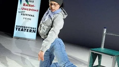 UNG. Lisa Hennix dansar till hårda tongångar av Luleåbandet Breach. I Lule Stassteaters pjäs Slutet på början spelar hon Hanna, en ung kvinna som kolliderar med vuxenlivets förändringar.