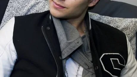 SAADE PÅ PLATS. Artisten  Eric Saade konkurrerar med allehanda flygverksamhet under Flygets dag nu på söndag i Luleå.  Foto: SCANPIX