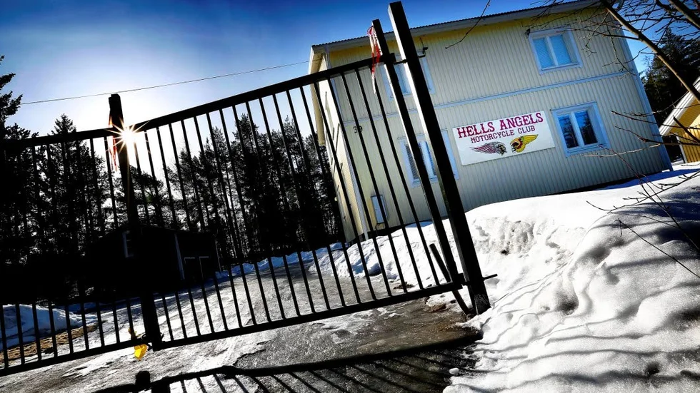 Historia. Tidigare hängde den 27-årige mannen en hel del ute i Gäddvik där Hells Angels håller till i dag. Men hans tillvaro slogs sönder i fjol när han kastades ut från klubben, berättar hans mamma under en rättegång.
