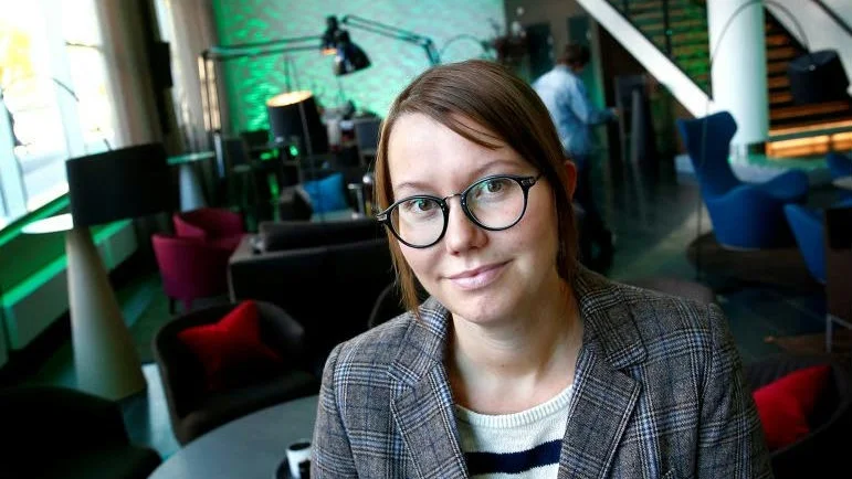 Så fungerar politiken. Det kan vara nödvändigt med otraditionella samarbeten när det parlamentariska läget är svajigt, menar statsvetaren Charlotta Söderberg. "Hur det går återstår att se", säger hon.