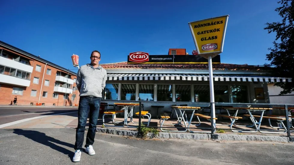 Brottsplats. Här på Rönnbäcks grill i Boden ska rånarligans turné ha startat. Dagen efter fick restaurang Mamma Mia i Luleå besök. På bilden syn målsägaren Tony Karlsson från grillrånet.