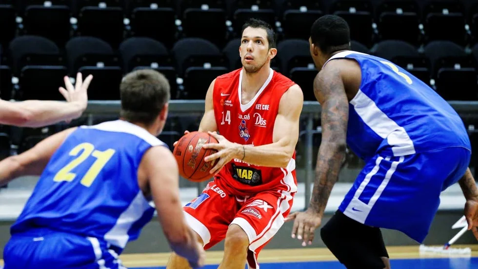 Redo. Alexandros Sigkounas är laddad för att knäppa  Uppsala på näsan och ta tre poäng.