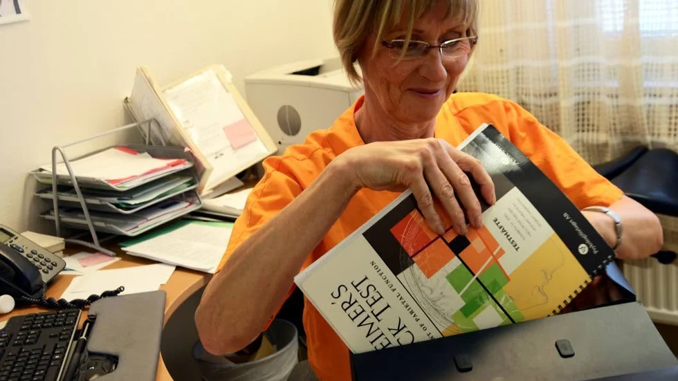 Hembesök. Det vanligaste är att Ingela Jakobsson-Åhl tar med sig testet hem till patienterna.