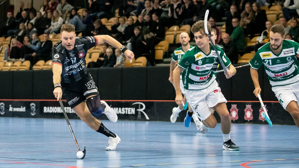 Solfjäderstadens spelande tränare Fredrik Ählström är först på bollen, men det var gästande Ledberg som vann stort i division 1-derbyt i Motala sporthall. Nu toppar Ledberg tabellen efter fem omgångar.