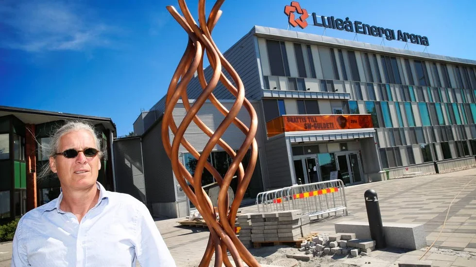 Virvlande. Konstnären Mats Olofgörs från Stockholm fick uppdraget att skapa ett offentligt konstverk utanför den ombyggda sportarenan i Luleå. Resultatet blev verket "Virvlande", en drygt 4 meter hög kopparskulptur som nu finns på plats.