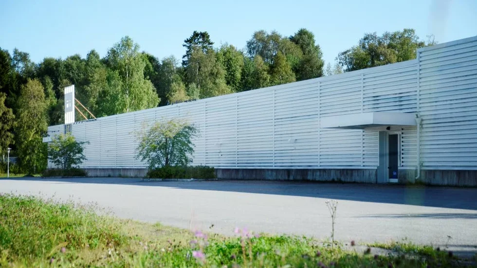 Öde. Efter två år har fortfarande ingenting hänt med den gamla möbelaffären, men kommunen hoppas på en industrietablering.