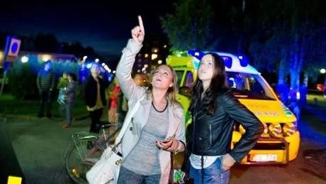 EVAKUERADES IGEN. Sent på onsdagskvällen brann det igen i Kårhuset på universitetsområdet på Porsön. I skrivandet stund uppges ingen person vara skadad. Scenariot var detsamma som vid branden kvällen innan. På bilden, Nada Hagen och Matilda Dahlström.