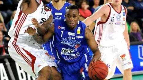 Rhys Carter (vitt linne till höger) kan vara mannen för LF Basket