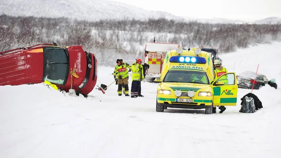 Krock. En minibuss och en personbil frontalkrockade på E10 nordväst om Kiruna. Vägen var avstängd en knapp timme under tiden räddningsarbetet pågick men kunde sedan öppnas för trafik.