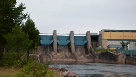 BETYDELSEFULL ÄLV. Cirka tio procent av Sveriges totala elproduktion kommer från vattenkraft i Luleälven. Verket vid Laxholmen invigdes 1962.