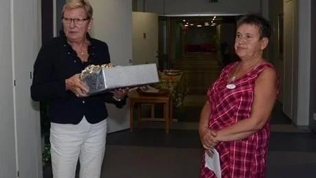 GÅVA. Britt Westerlund överlämnar en present till verksamhetschef Gerd Siverhall.