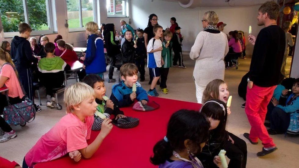 Foto: Håkan Zerpe
GLASSIGT I MATSALEN. Så här ser matsalen ut på Norrskenets friskola. Som sig bör serverades förfriskningar till de närvarande. Glass stod på menyn.