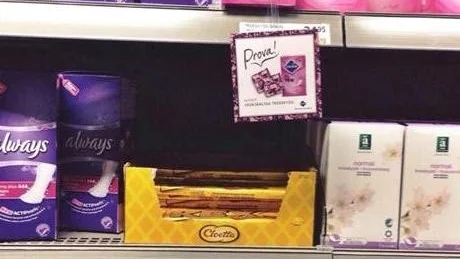Chokladlåda på hyllan för bindor och tamponger på Coop Konsum i Boden.