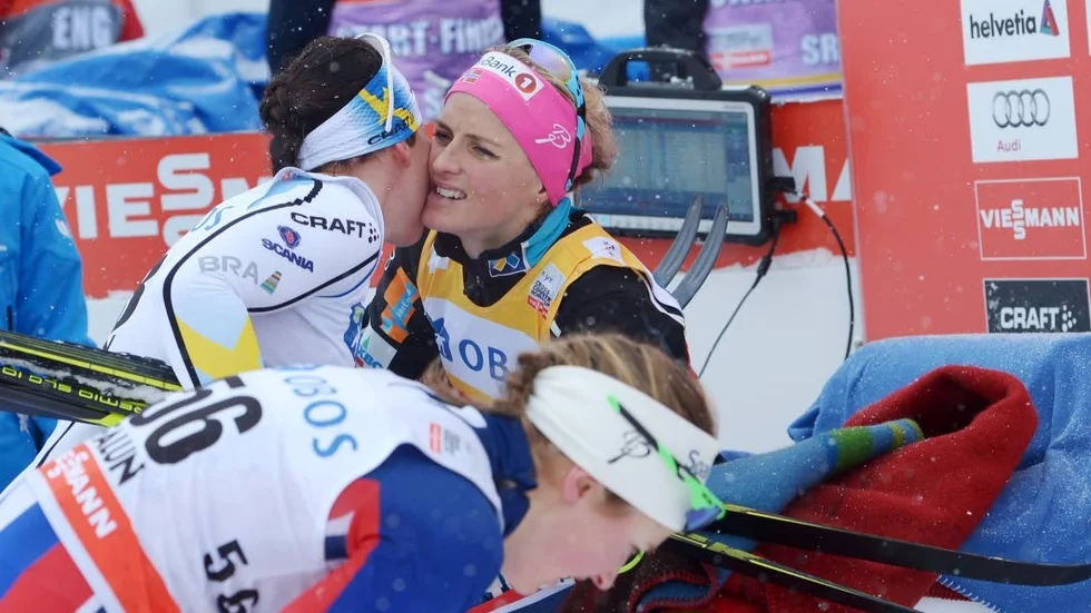 Kramen. Charlotte Kalla gav Therese Johaug en kram efter målgången på 5 km klassiskt där Kalla slutade nia och Johaug vann och drygade ut sin världscupledning.